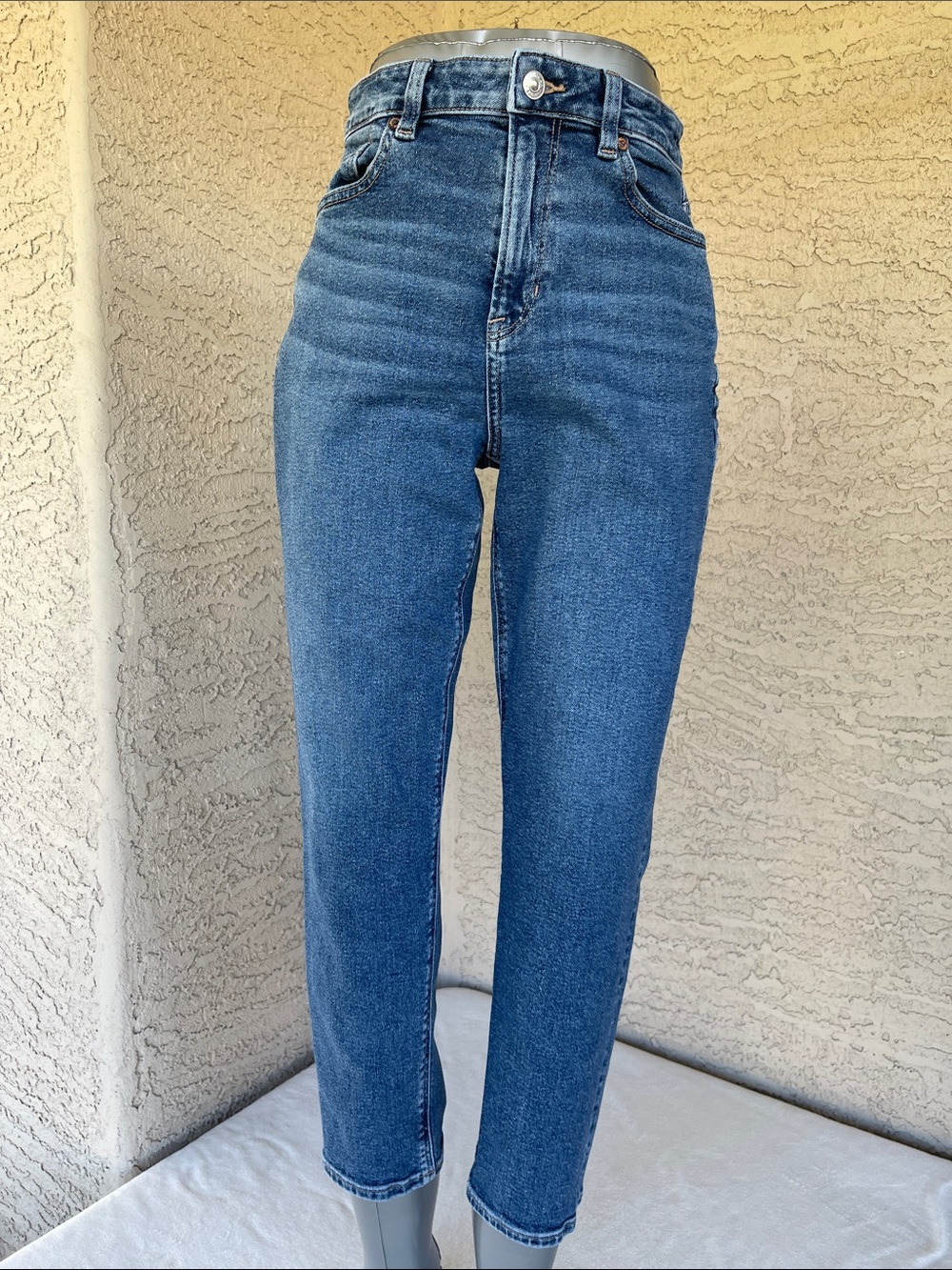 American Eagle Outfitters High-Rise Straight Leg Jeans - Medium Blue Wash